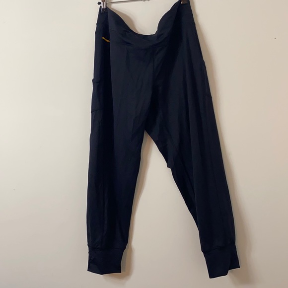 Lolë Sojourn Pants - Picture 3 of 5